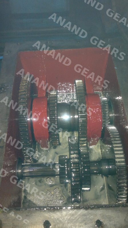Packaging plant conveyor helical gearbox