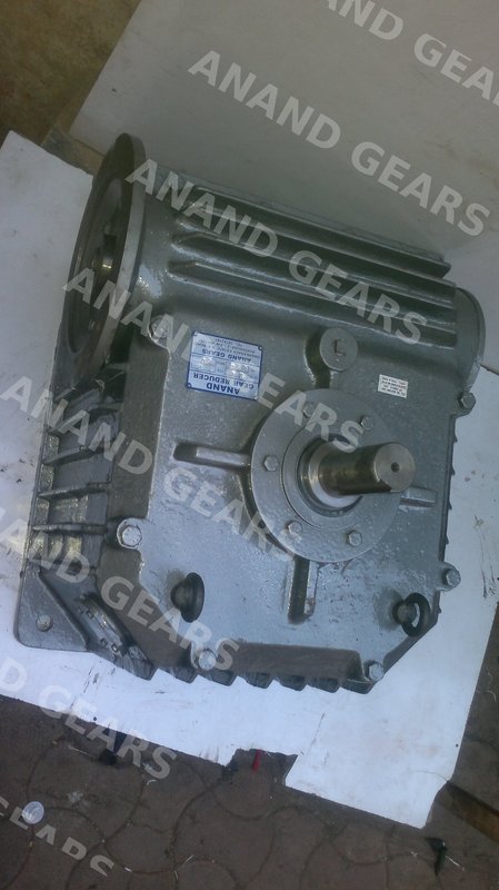 Worm gearbox housing — cast iron ribbed design